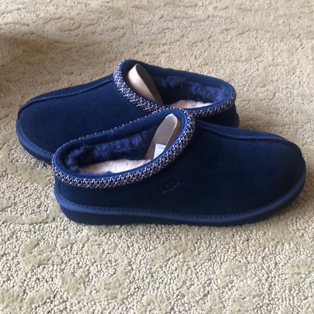 NWT Ugg Tasman II size 5, navy slippers